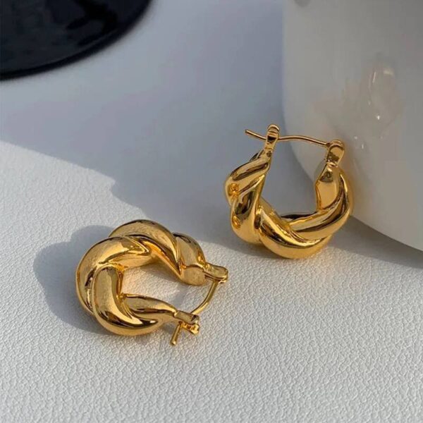 Amelia earring